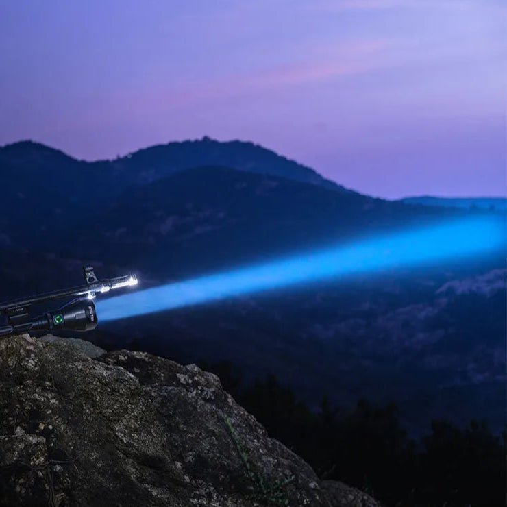 T67 LED Taschenlampe – Ultrahell, 6.700 Lumen, IP68, USB-C, 1.400 m Reichweite - PureUltra