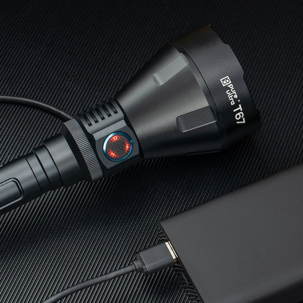 T67 LED Taschenlampe – Ultrahell, 6.700 Lumen, IP68, USB-C, 1.400 m Reichweite - PureUltra