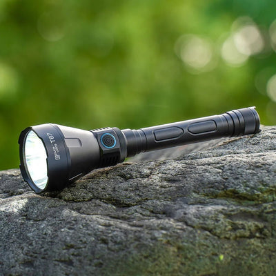 T67 LED Taschenlampe – Ultrahell, 6.700 Lumen, IP68, USB-C, 1.400 m Reichweite - PureUltra